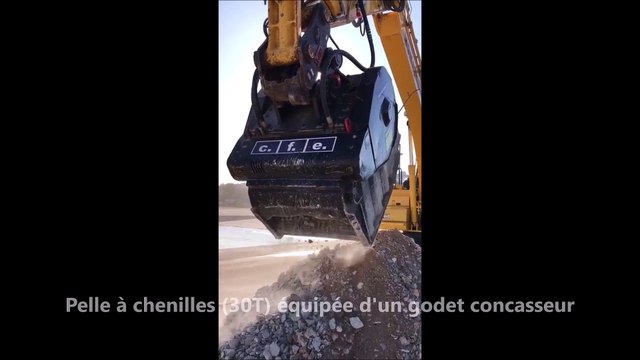 Démonstration pelle à chenilles Komatsu (30T) avec godet concasseur - Engins lourds et équipements CFE Location