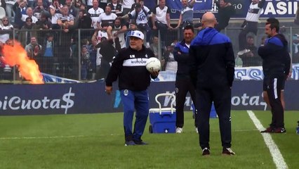 مارادونا يعود لتدريب خيمناسيا بعد يومين من استقالته