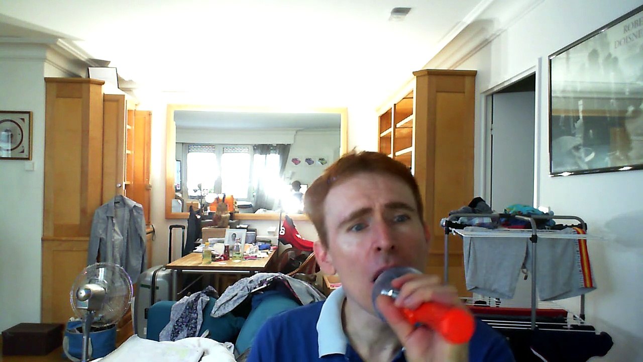 Wiwi égratigne "dancing into nightfall" de Cliff Richard