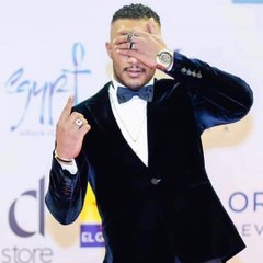لحظة طيران محمد رمضان على المسرح!