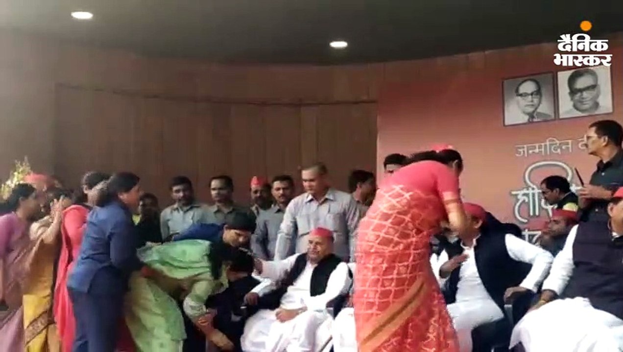 धूमधाम से मनाया गया पूर्व सीएम मुलायम सिंह का 8...