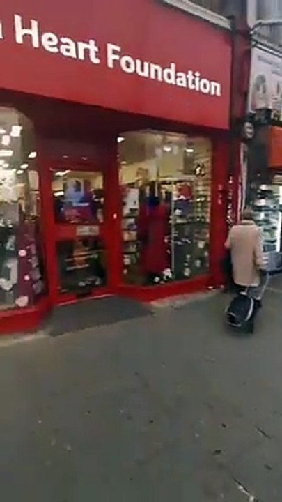 London mei nawaz sharif k liye zakat ka banner laganay wala nojwan nawaz sharif k he haq mei aagy aa gaya