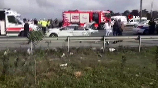 TEM otoyolu Kavacık mevkiinde meydana gelen trafik kazasında araç ikiye bölündü. İki kişinin ağır yaralandığı kazada itfaiyenin çalışması sürüyor.
