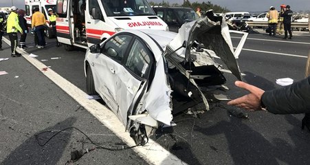 TEM otoyolunda otomobil bariyerlere çarpıp parçalandı: 1 ölü, 2 yaralı