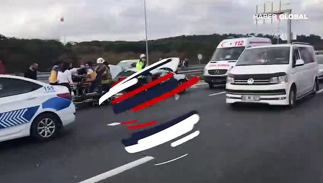 TEM'de feci kaza! Araç ikiye bölündü, yaralılar var