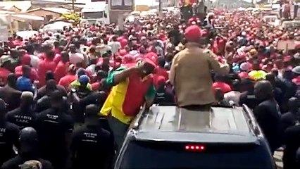 Le cortège des manifestants cherche à se frayer un chemin à Yimbaya marché