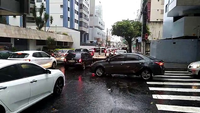 Trânsito na Avenida São Paulo, Praia da Costa, em Vila Velha