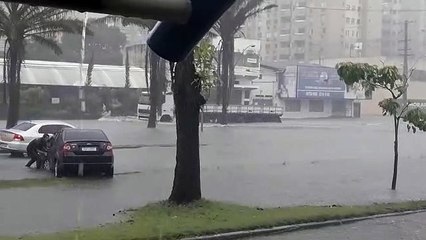 Télécharger la video: Alagamento em Porto Canoa, na Serra