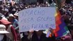 Krise in Bolivien: Vom Tränengas vernebelte Särge stehen auf der Straße
