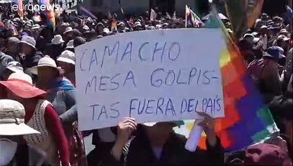 Krise in Bolivien: Vom Tränengas vernebelte Särge stehen auf der Straße