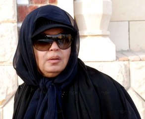 لقطات مؤلمة لانهيار فيفي عبده في جنازة شقيقتها