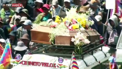 Bolivya'da cenazeleriyle yürümek isteyen protestoculara polis müdahalesi