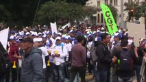 Colombianos salen a protestar a las calles