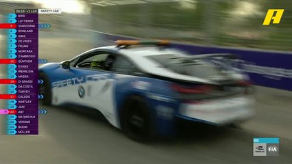 سيارة الأمان تدخل لإزالة قطعة متطايرة من إحدى السيارات على أرض الحلبة