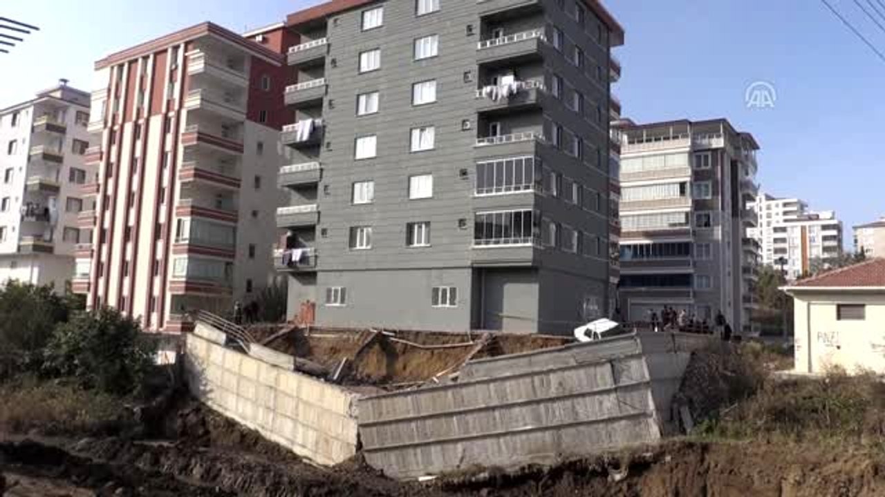 Samsun'da dere ıslahı çalışması sırasında 6 katlı binanın istinat duvarı çöktü