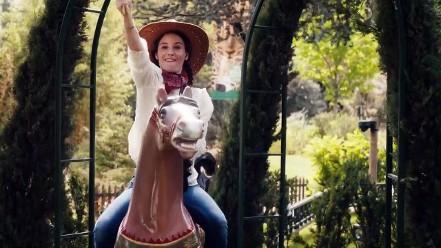 Seize acteurs, comme Ary Abittan, Philippe Lacheau, Valérie Bonneton, acceptent de participer à un spot pour faire connaître l'association Coucou Nous Voilou - VIDEO