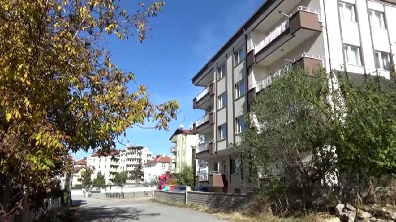 Beyşehir'de 4 katlı apartmanın çatısından düşen kişi öldü - KONYA