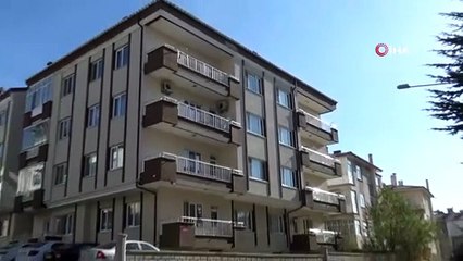 Kiremitleri değiştirirken 4 katlı apartmanın çatısından düşüp hayatını kaybetti