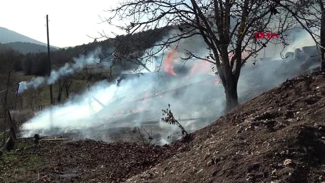 Bolu samanlıkta çıkan yangın, çiftliğe sıçramadan söndürüldü