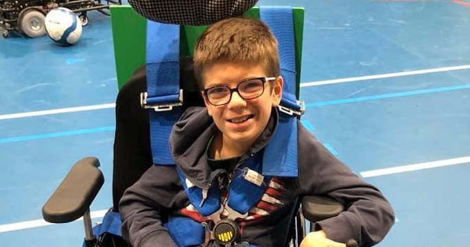 Mathieu, un petit garçon atteint de paralysie cérébrale réalise son premier cross