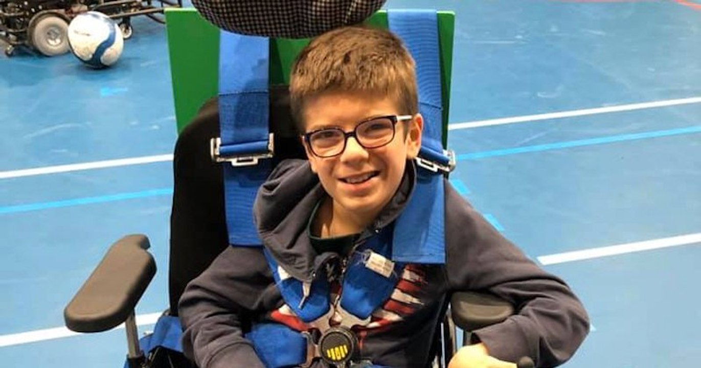Mathieu, un petit garçon atteint de paralysie cérébrale réalise son premier cross