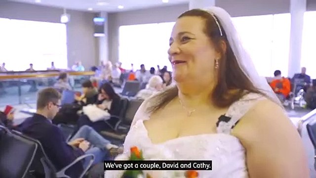 Un couple a voulu célébrer leur patrie respectif et leur amour de l’aviation en se mariant dans les airs entre l’Ausatralie et la Nouvelle-Zélande.