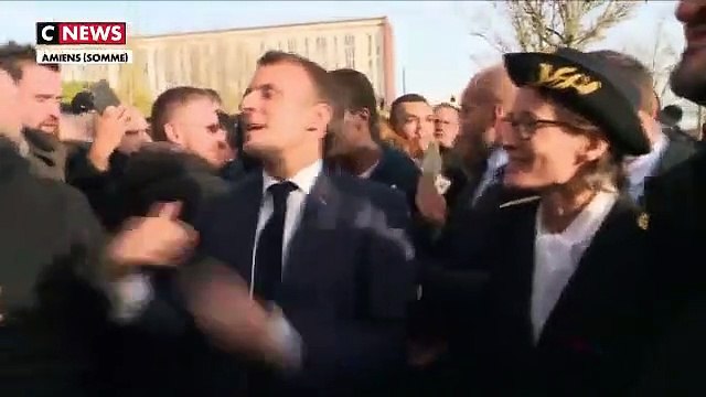 Un jeune interpelle le Président Emmanuel Macron lors de sa visite à Amiens : « Venez faire un FIFA chez moi ! » - VIDEO