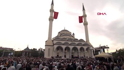 Descargar video: İzmir cumhurbaşkanı erdoğan, ege üniversitesi kampüsü'nde inşa edilen bilal saygılı camii ve...