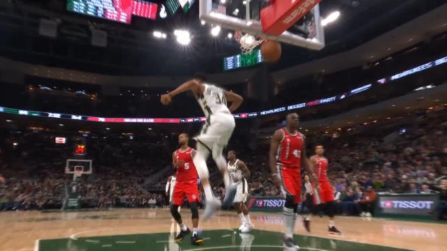 لقطة:كرة سلة: جيانيس يسجل سلة ساحقة عكسية