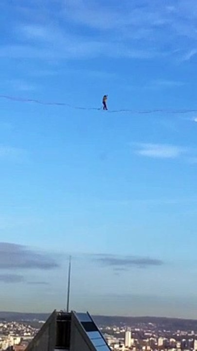Téléthon: Un funambule a marché en équilibre sur un fil tendu entre deux tours du quartier d'affaires de La Défense à 150 m au-dessus du sol