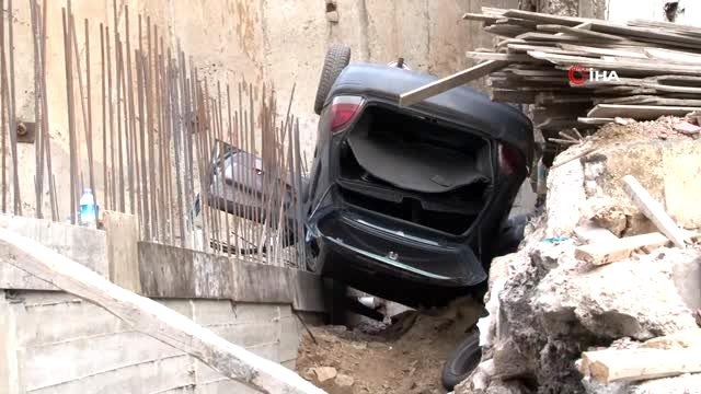 Fren yerine gaza basan yabancı uyruklu kadın sürücü 9 metreden aşağı uçtu