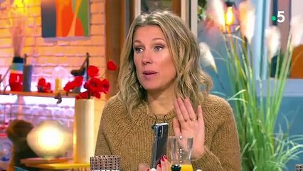 Agathe Lecaron reçoit un sexto pendant l'émission Les Maternelles