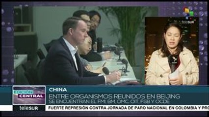 Скачать видео: Premier chino analiza retos y perspectivas de las finanzas mundiales