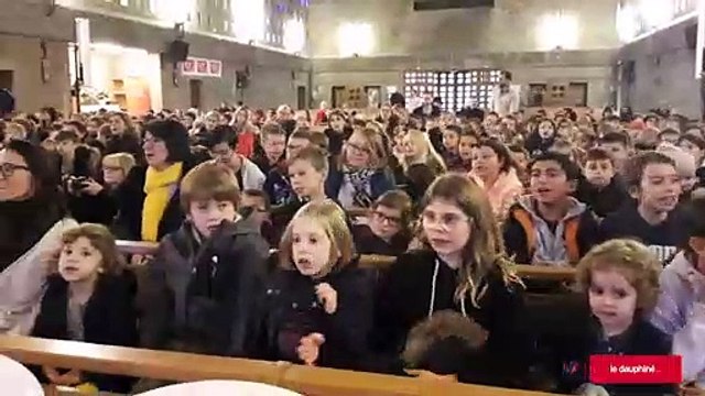 Les élèves de Saint-Joseph chantent avec Natasha Saint-Pier