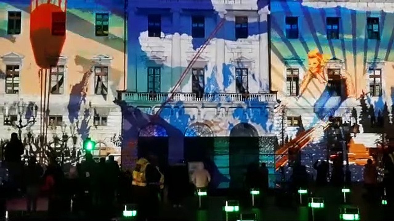 Après l'incendie, les  illuminations de Noël redonnent vie à la mairie d'Annecy