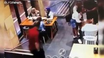 شاهد: أسترالي يضرب بوحشية مسلمة حاملا داخل مطعم في سيدني