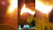Küçükçekmece'de binanın çatısı alev alev yandı