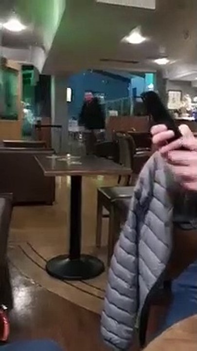 Blague : il est le seul à porter un pull de Noël moche LOL