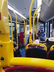 Service 5 étoiles dans un Bus : le chauffeur distribue des bonbons !