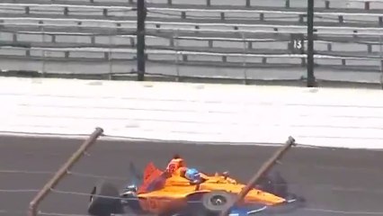 Fernando Alonso choca contra el muro del óvalo del circuito de Indianápolis