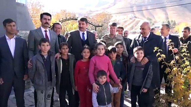 Sivas Valisi Ayhan şehit öğretmenin kabrini ziyaret etti - SİVAS