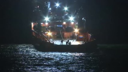 Suspenden el rescate del barco encallado en la ría de Ares