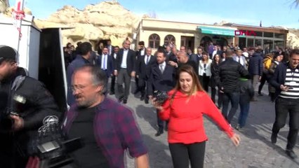 Nevşehir bakan ersoy, sıcak hava balonuyla kapadokya'yı gezdi