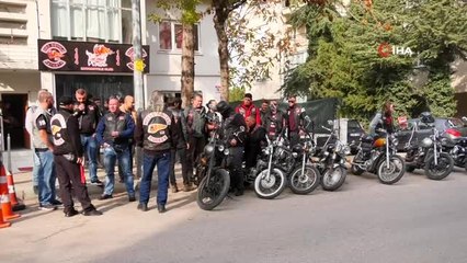 Motosikletleriyle okul okul dolaşıp öğrencilere bot ve mont yardımında bulundular