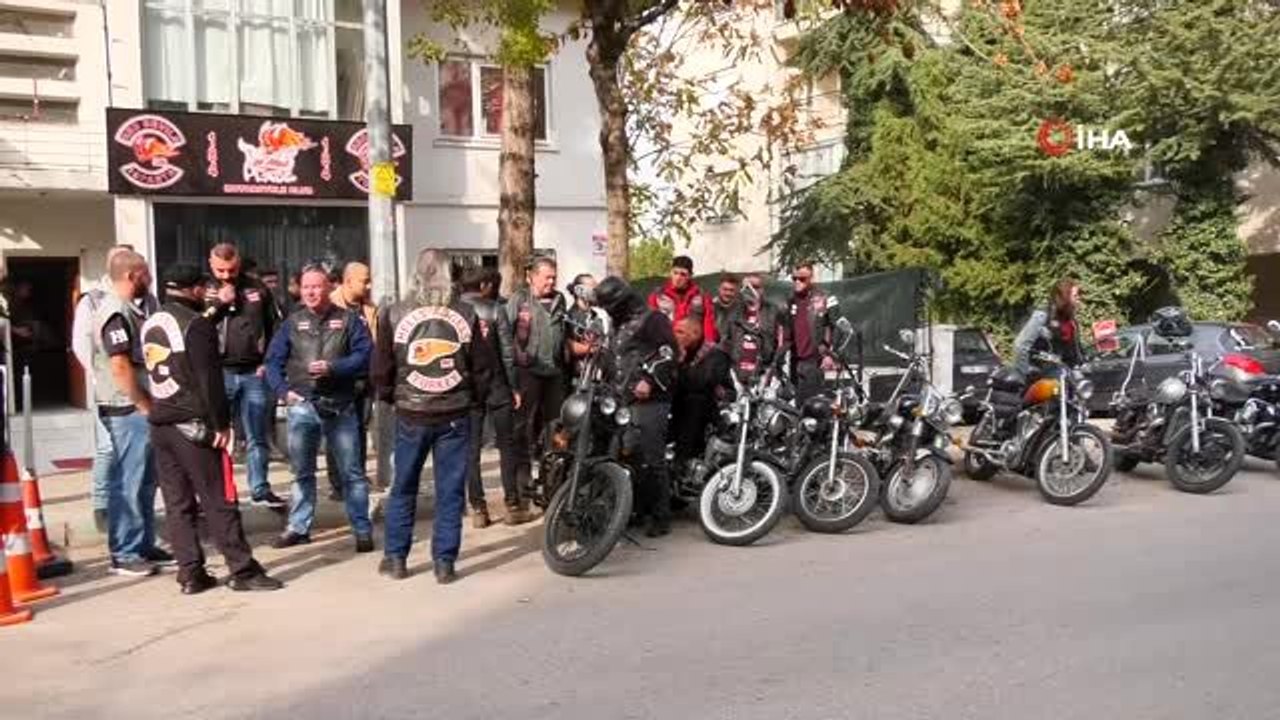 Motosikletleriyle okul okul dolaşıp öğrencilere bot ve mont yardımında bulundular