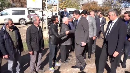 Sivas Valisi Ayhan şehit öğretmenin kabrini ziyaret etti