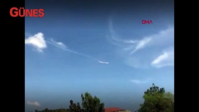 Savaş uçağının motoru alev aldı, pilotlar böyle kurtuldu