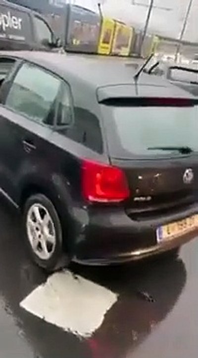 Mulher tenta fugir do local do acidente e acaba por provocar outro acidente!