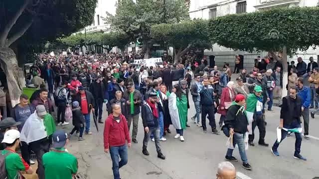 Cezayir'de Buteflika rejimi temsilcileri protesto edildi