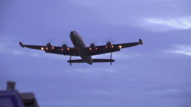 Un avion décolle avec ses réacteurs en feu